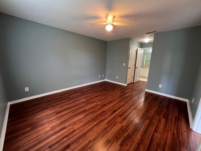 Building Photo - Charming 3-bedroom, 2-bath single-family home with a garage.