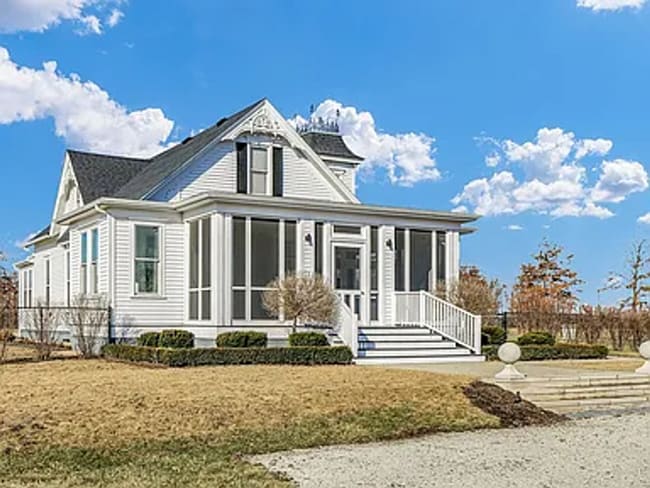 Building Photo - NEW LISTING-5 bedroom, 3 bathroom farmhouse-DeLand, Illinois