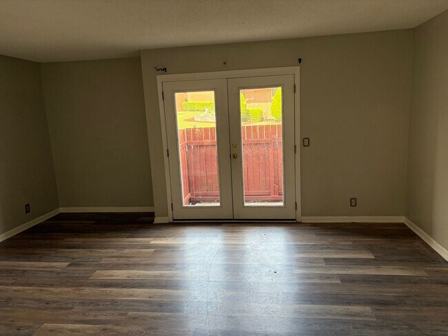 Building Photo - 515 Basswood Ave