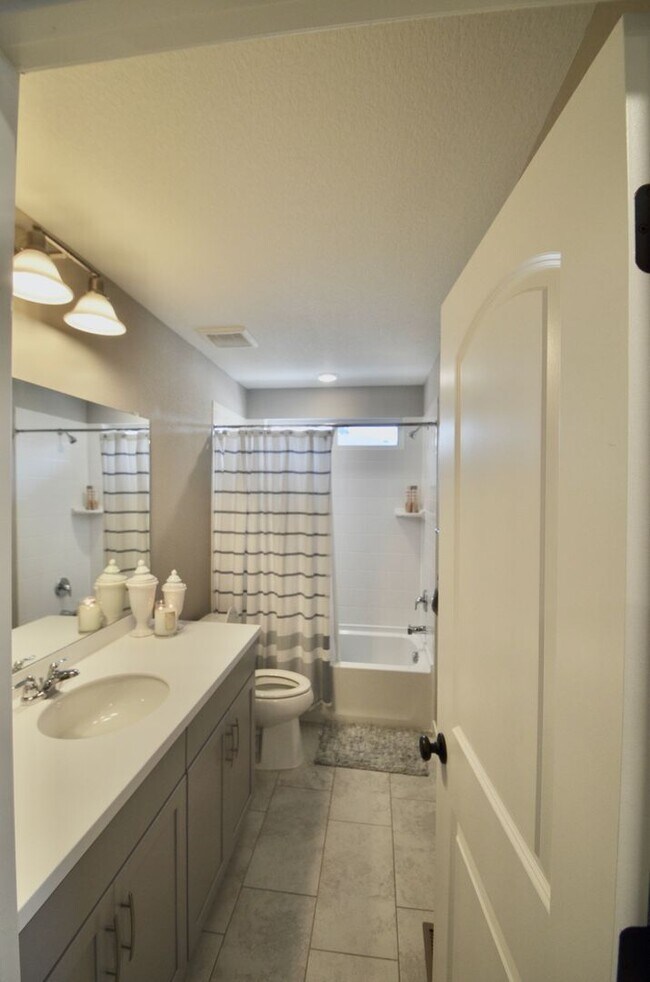 Building Photo - 3 bd/2.5 ba Townhome!