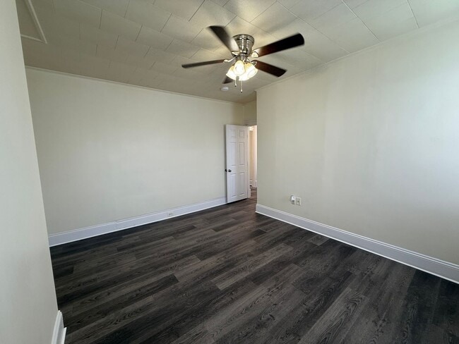 Building Photo - Updated 3 BR 2 Full Bath house w/ Yard!