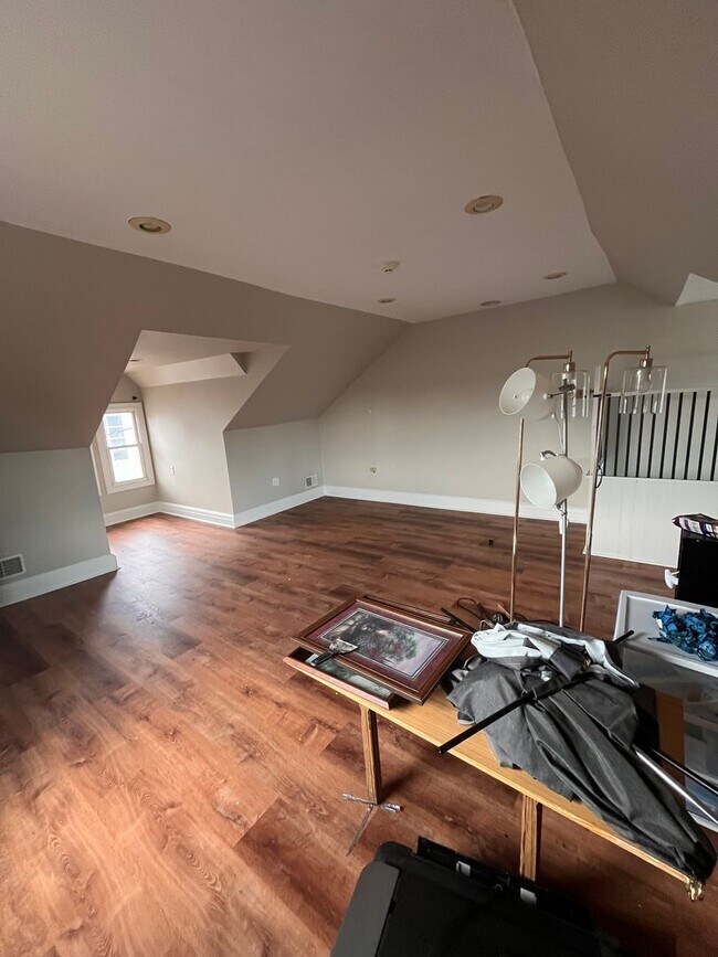 Building Photo - Large Home in ShadySide, Newly Rennovated!