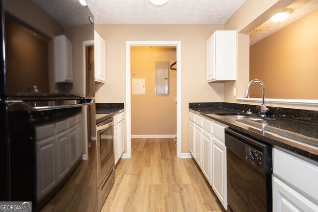 Building Photo - 12303 Fairington Ridge Cir