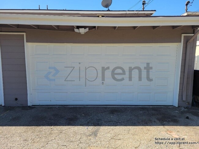 Building Photo - 2543 Hayes Dr