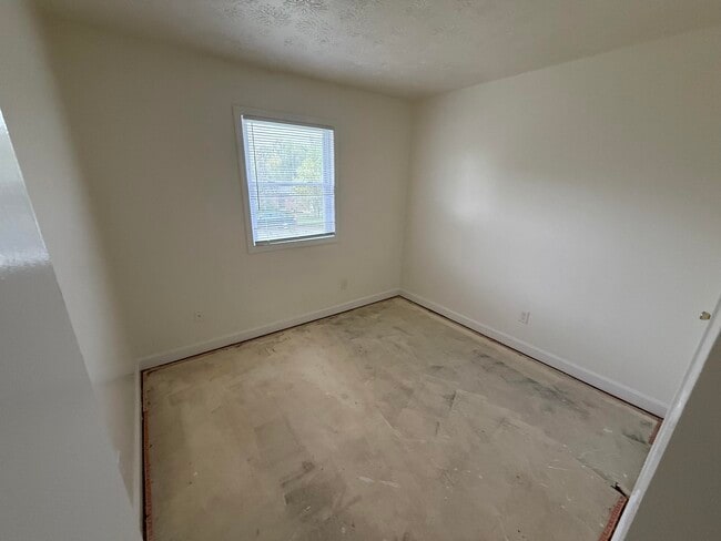 Building Photo - 1504 Thames Dr