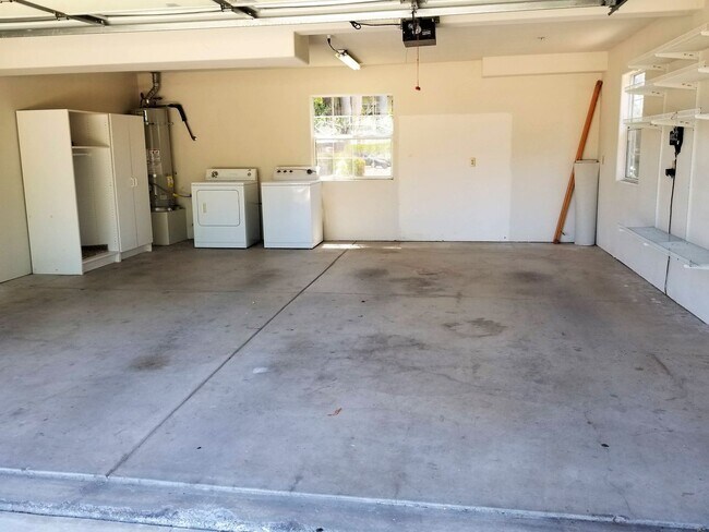 Building Photo - Clean and Comfortable Home - Attached Garage