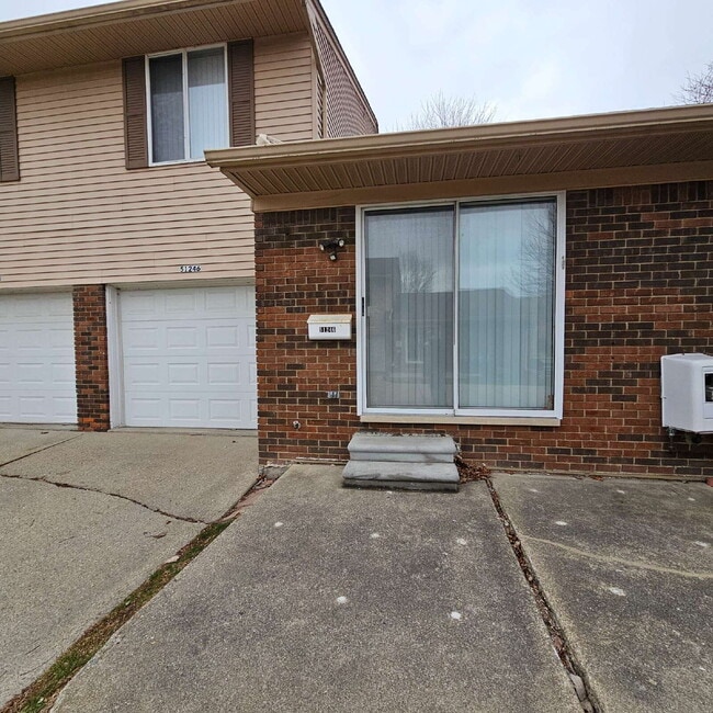 Building Photo - Updated 2 Bed Ranch Condo w/ Garage in Chesterfield, Prime Location