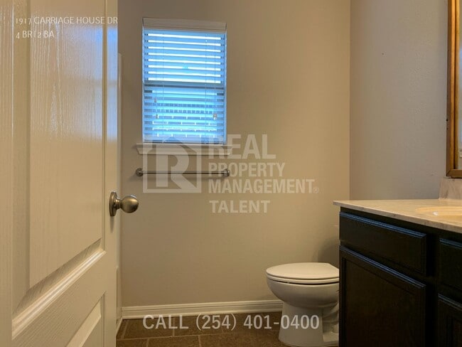 Building Photo - 1917 Carriage House Dr