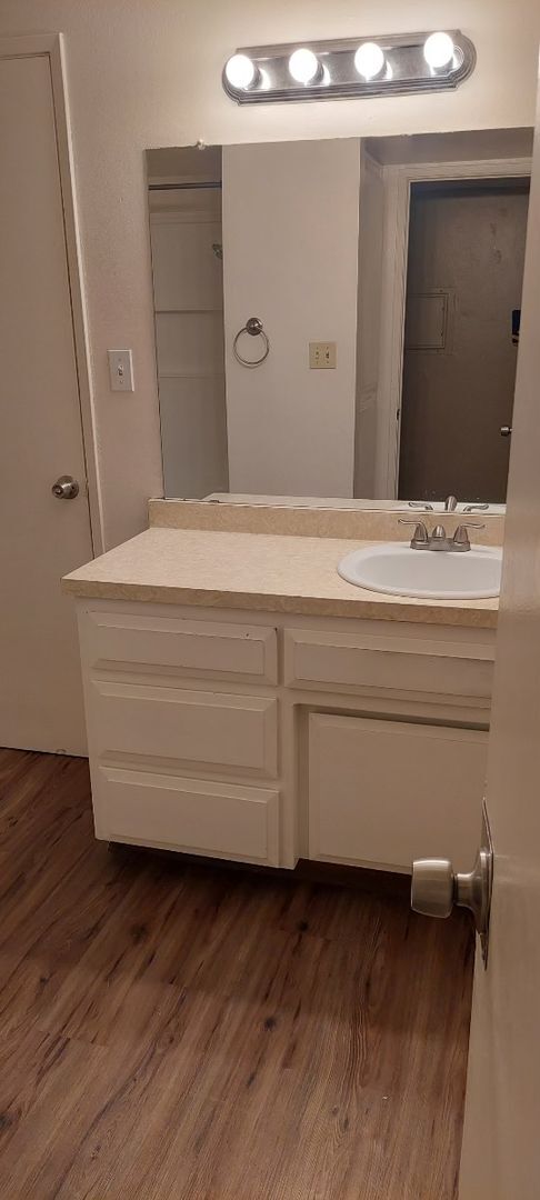 Building Photo - 2 Bed 1.5 Bathroom Condo for Rent