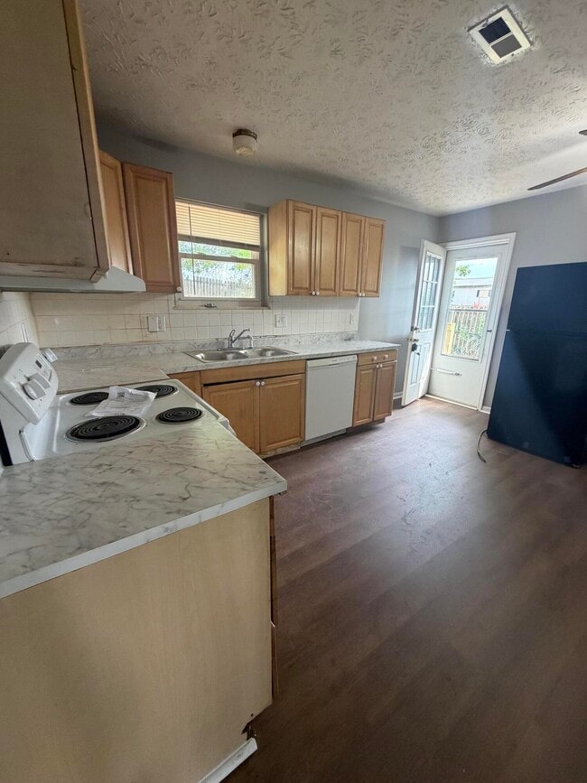 Building Photo - 3732 Red River Dr