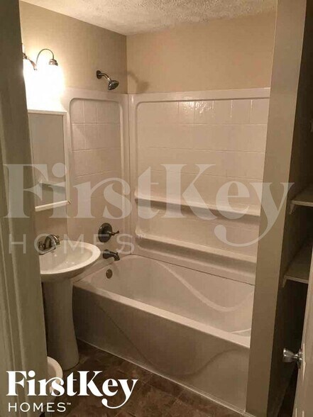 Building Photo - 4801 Leone Dr