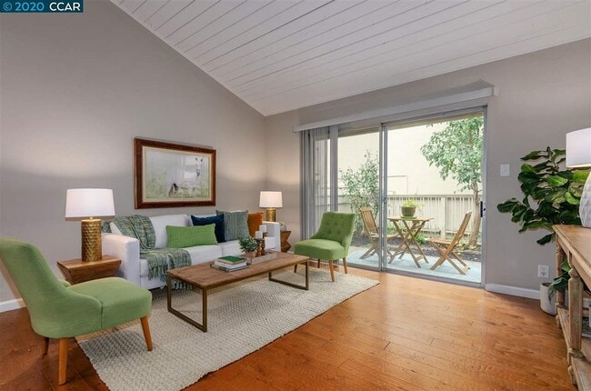 Building Photo - 2716 Oak Rd