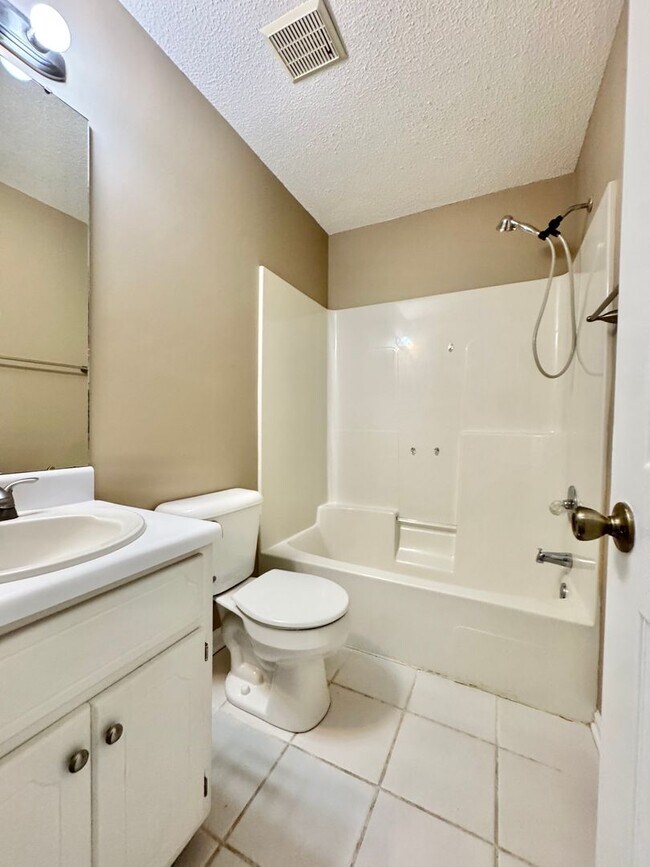 Building Photo - 211 Woodrun Dr
