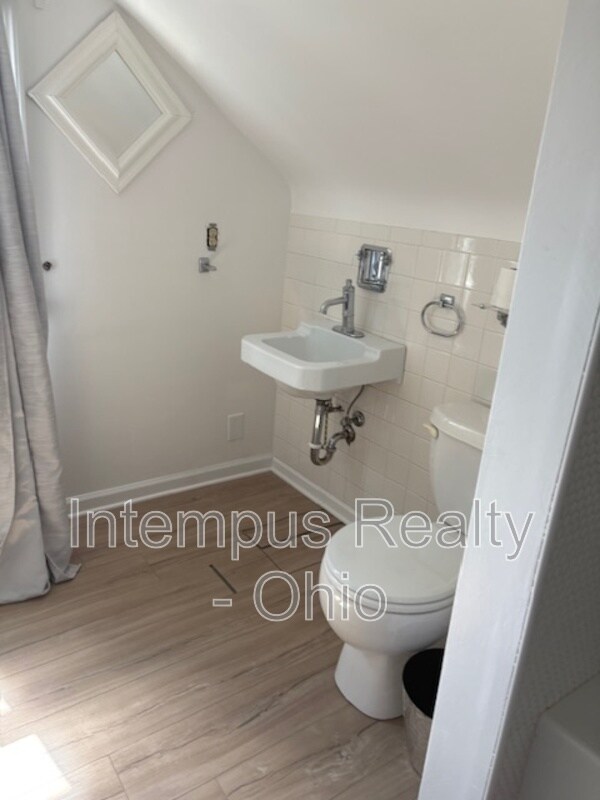 Building Photo - 930 Mansell Dr