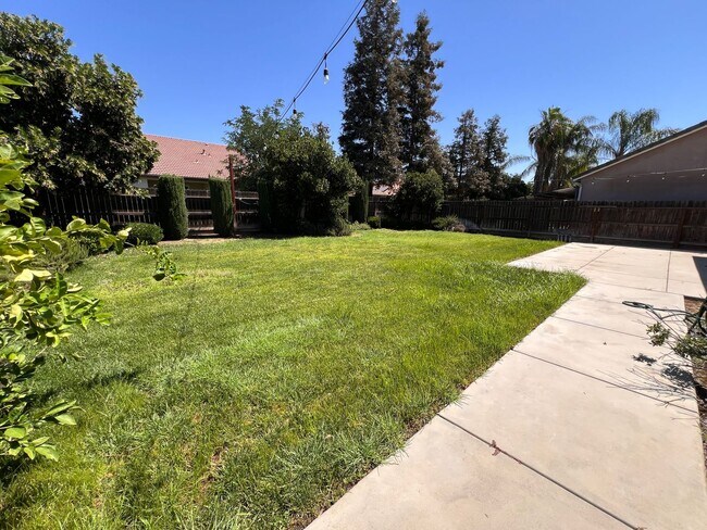 Building Photo - $2,350 Fowler & Shields, 3 Bedrooms - E Co...