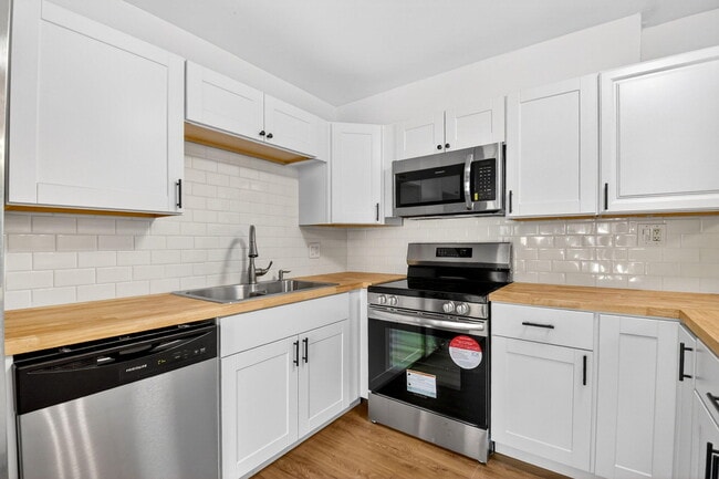 Building Photo - 198 Lake Arbor Dr