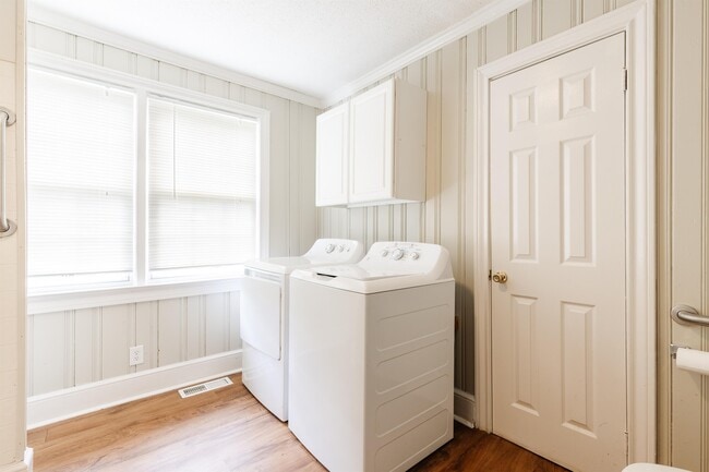 Building Photo - 119 Merrilat Ave