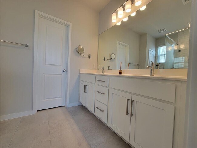 Building Photo - 1301 Showbox St