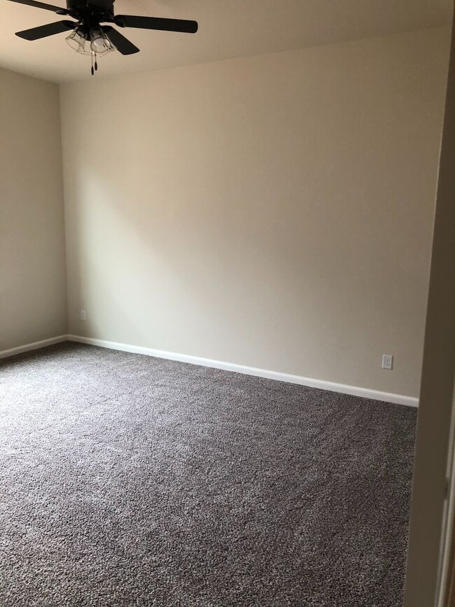 Building Photo - Stunning fully furnished 3 Bed 2.5 bath ho...