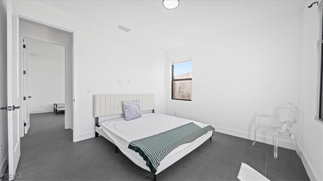 Building Photo - 1017 NE 4th Pl