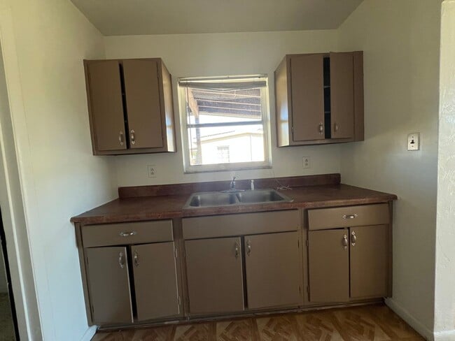 Building Photo - $1,150 ** Annual Lease ** 2 Bedroom / 1 Bath * Single Family ** Port Charlotte