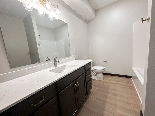 Building Photo - New! Beautiful 2 Bed, 2 Bath Apartment in ...