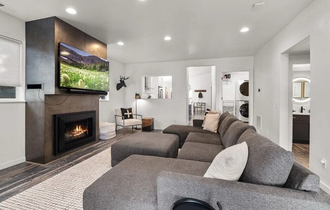 Building Photo - 4 Bed, 2 Bath, Fully Furnished, 2 Level Home, Fenced Yard