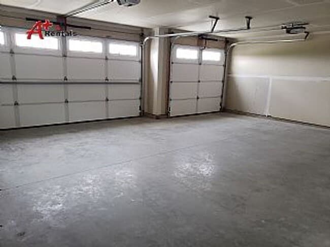 Building Photo - Three bedroom two bathroom Twin home w/ triple garage