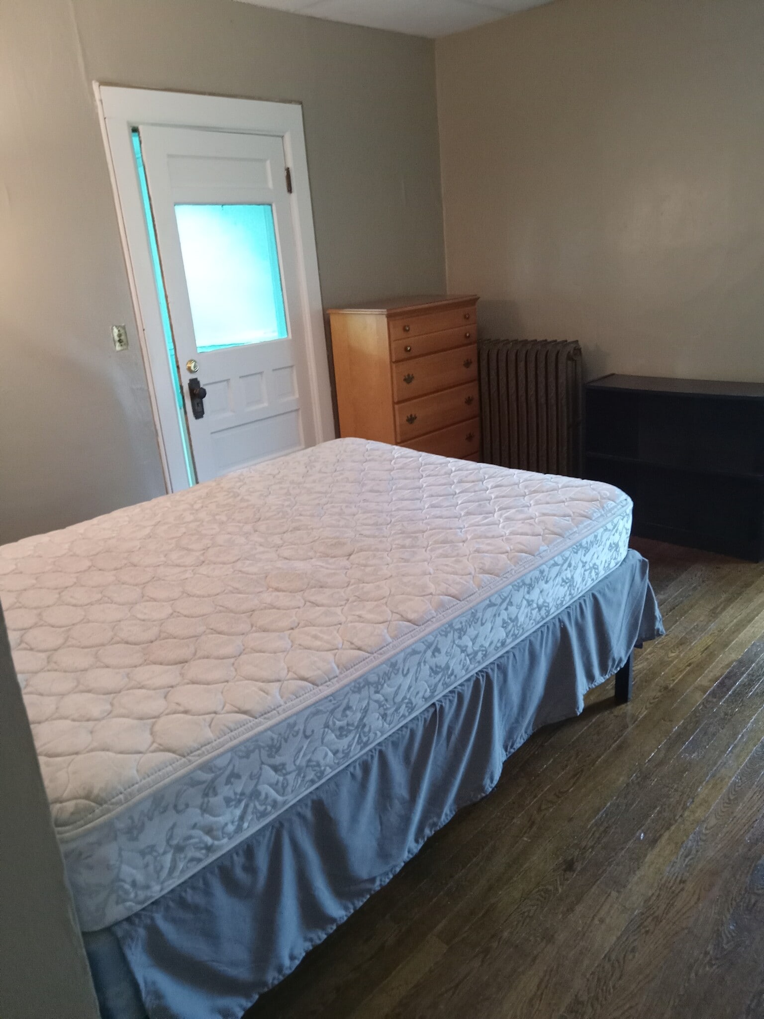 Apt 4 - upstairs back BR - 523 E State St