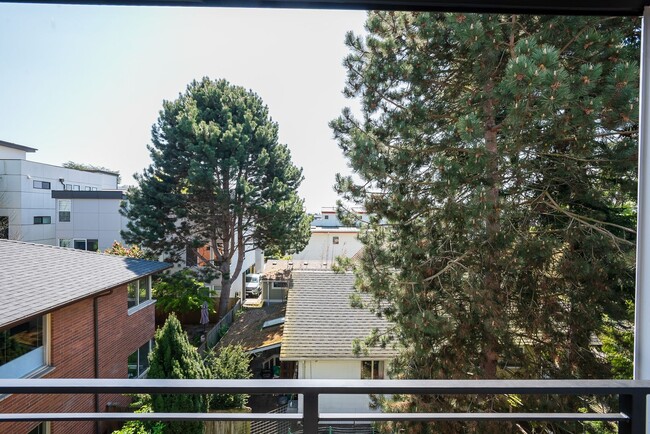 Building Photo - New Modern Ballard Townhouse | 3BR/2BA | Private Patio & Backyard