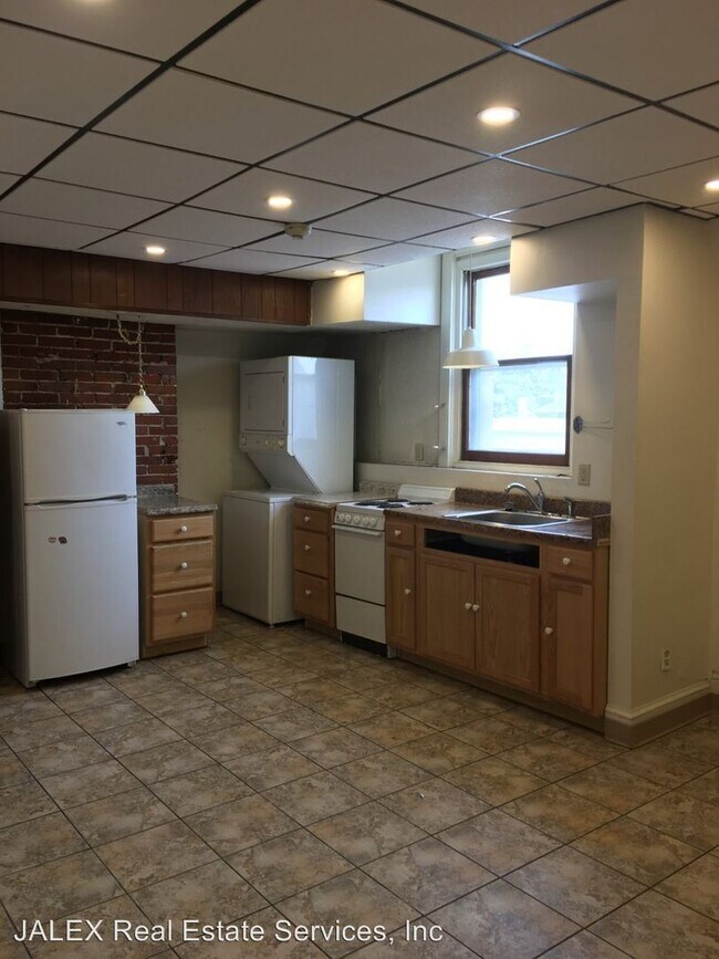 Building Photo - 117 E King St