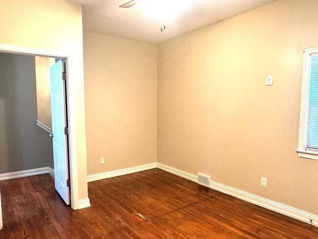 Building Photo - Renovated Germantown House in Great Location