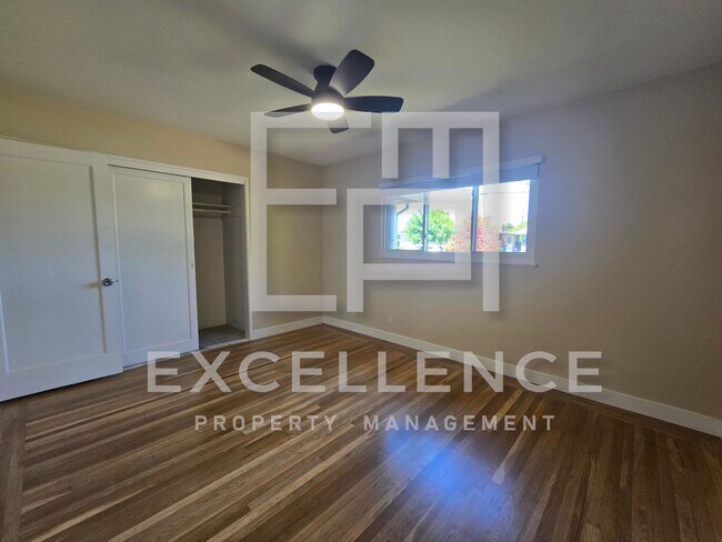 Building Photo - Freshly Updated, New Kitchen, Refinished R...