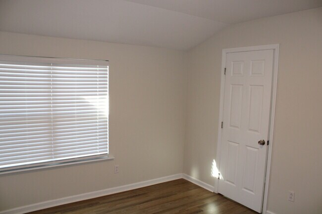 Building Photo - 122 Memorial Dr