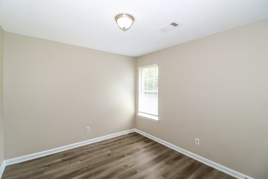 Building Photo - 80 Village Dr