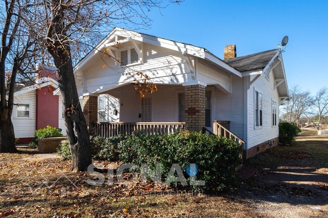 Building Photo - 1738 Damon St