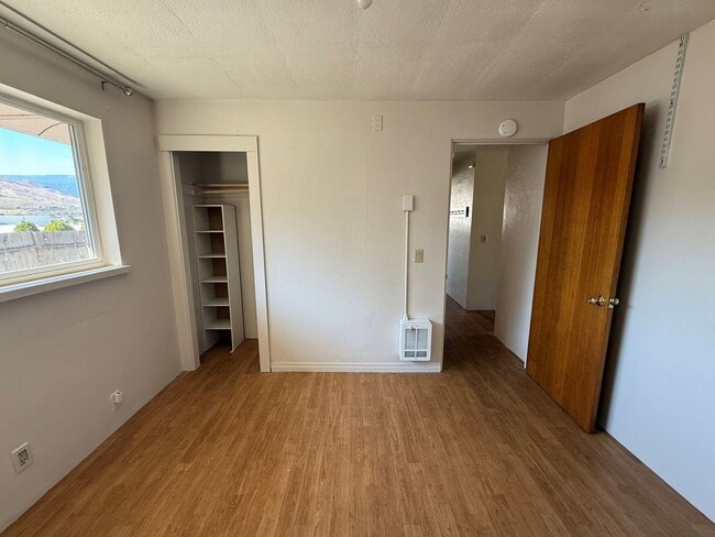 Building Photo - Now renting 2 bedroom Duplex please visit ...