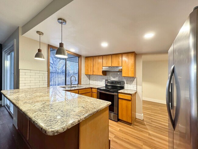 Building Photo - Pet-Friendly Newly Remodeled 3-Bedroom Home in South West Boise with Granite Counters, Gas Firepl...