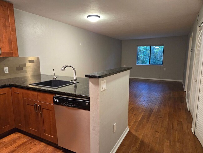 Building Photo - 2BR/2BA just minutes from Shands Hospital ...