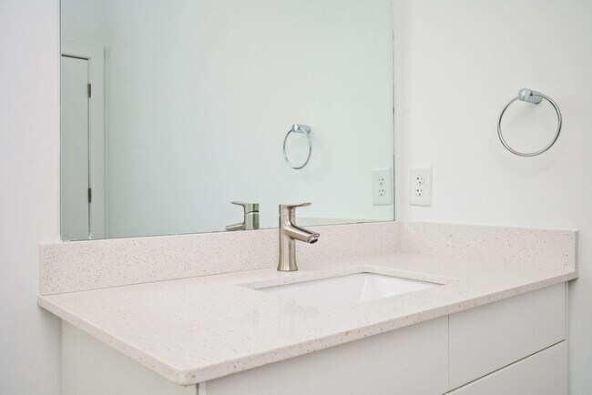 Building Photo - 542 Boulevard NE