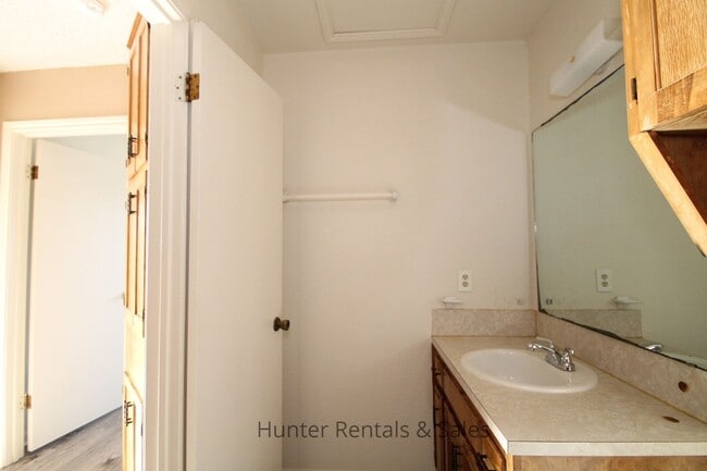 Building Photo - Comfortable Two-Story Townhouse