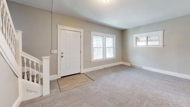 Building Photo - 3 Bed / 1 Bath in Cleveland!
