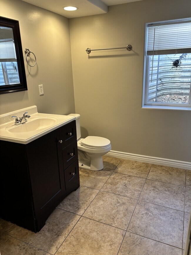 Building Photo - 405 W 375 N