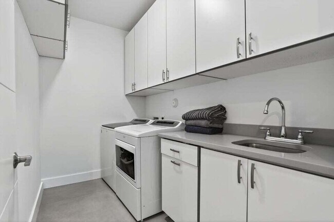 Building Photo - 925 NE 6th St