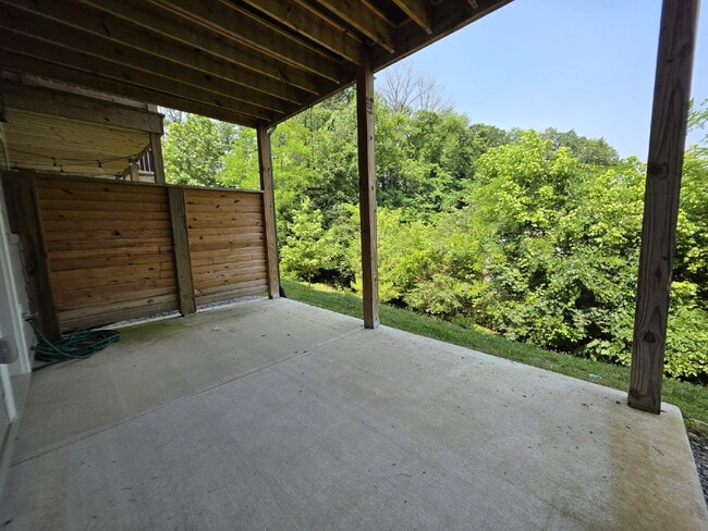Building Photo - Better-than-new townhome in Highlands at S...