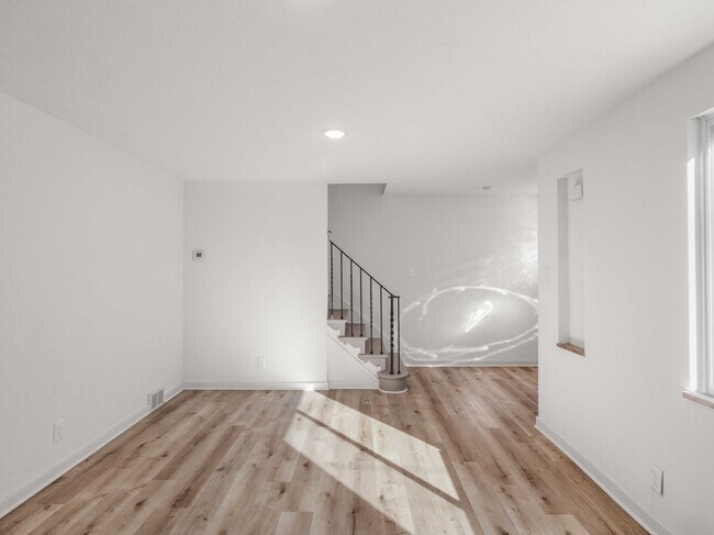 Building Photo - AVAILABLE NOW! STUNNING 3 BEDROOM IN PENN ...