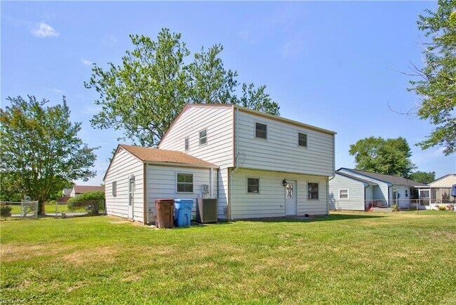 Building Photo - 3044 Camelot Blvd