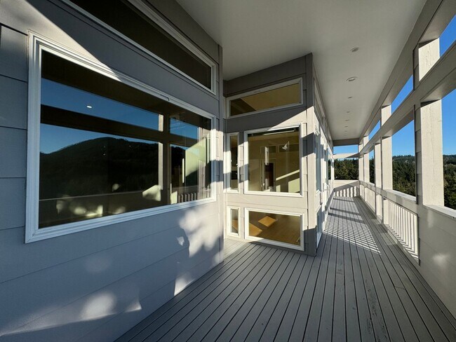 Building Photo - Breathtaking views of Chuckanut Bay!!