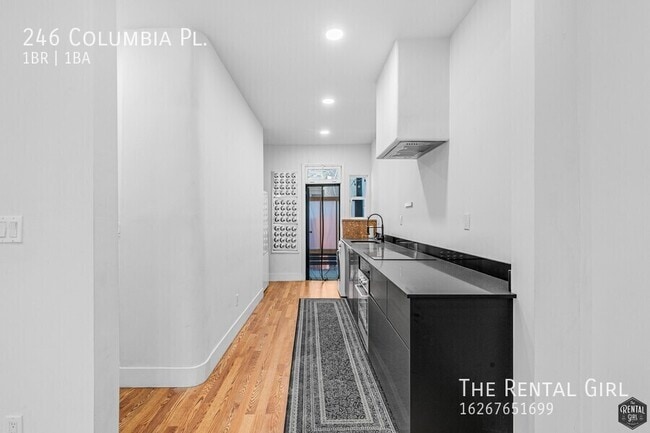 Building Photo - 246 Columbia Pl