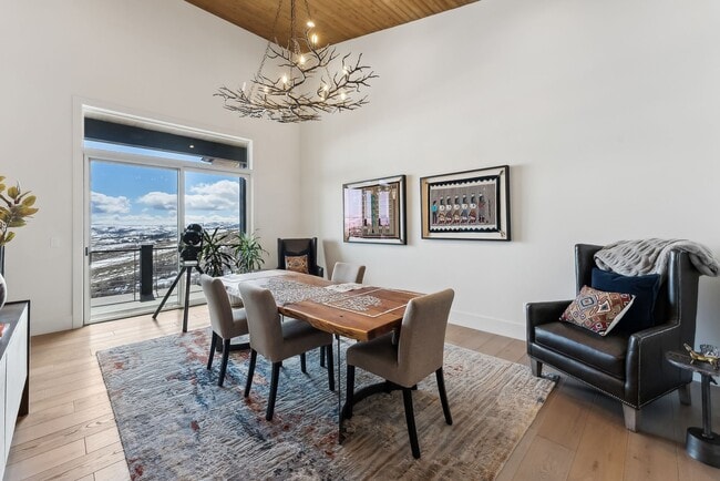 Building Photo - 3450 Ridgeway Dr